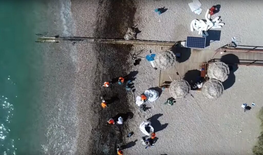 Γλυφάδα με drone: Όταν μαυρίζουν οι ακτές από το πετρέλαιο (Video)