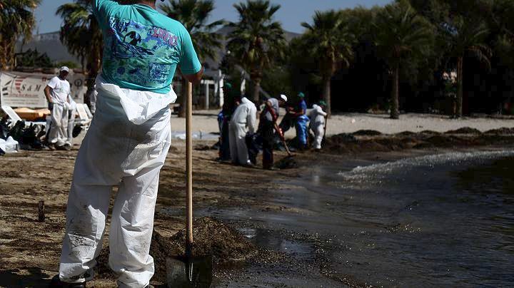 Συνεχίζεται η απορρύπανση στο Σαρωνικό – Έχουν απαντληθεί 1.500 κυβικά πετρελαίου