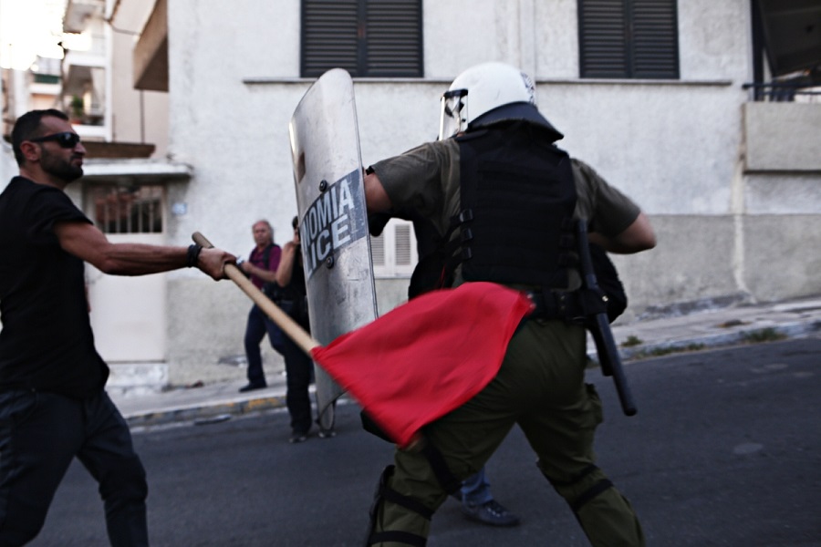 Επεισόδια μετά την πορεία για τον Παύλο Φύσσα – Επίθεση σε τηλεοπτικό συνεργείο, πέντε τραυματίες (Photos-Video)