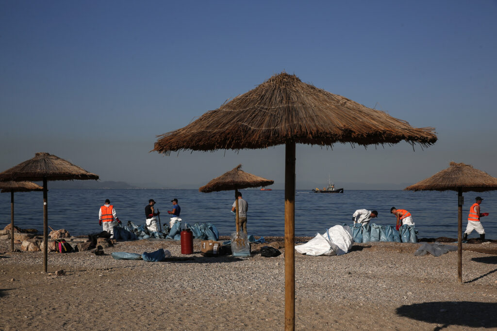 Ως τη Γλυφάδα η «βαριά ρύπανση» – Έως έναν μήνα θα κρατήσει η απορρύπανση