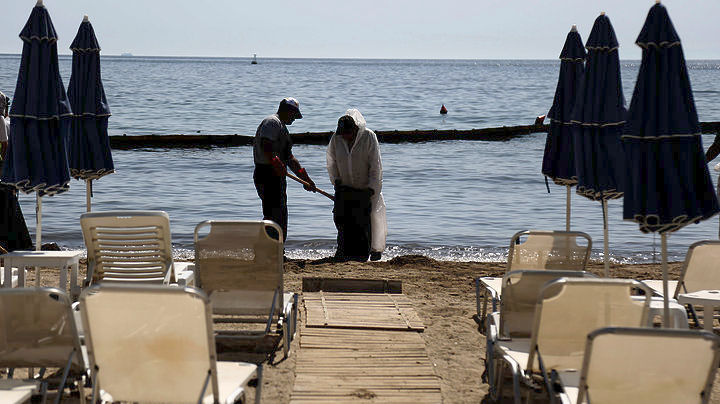 Συνεχίζονται οι εργασίες απορρύπανσης στις παράκτιες περιοχές της Αττικής