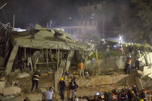 Μεξικό: Απεγνωσμένοι γονείς ψάχνουν στα ερείπια σχολείου τα παιδιά τους – Πάνω από 250 οι νεκροί του σεισμού (Video)