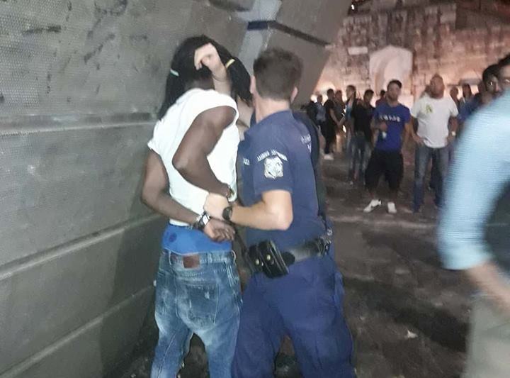 Ξυλοδαρμός μετανάστη μουσικού δρόμου από αστυνομικούς σε Μοναστηράκι και ΑΤ Ομόνοιας
