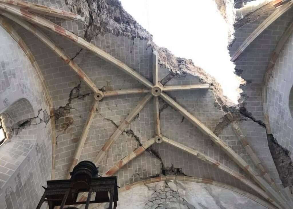 Μεξικό: Έκρηξη ηφαιστείου λόγω του σεισμού – 15 καταπλακώθηκαν σε εκκλησία στους πρόποδες (Photos)
