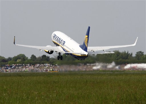 Πρώην πιλότος «ξεσκίζει» την Ryanair: Ακυρώνει πτήσεις γιατί δεν βρίσκει πιλότους – Παραιτούνται λόγω συνθηκών