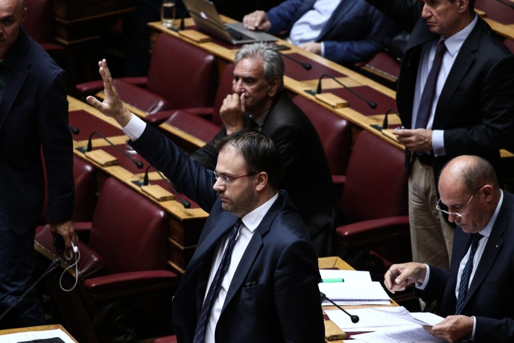Βουλή: Παραίτηση του υπουργού ζήτησε ο Θεοχαρόπουλος – Κουρουμπλής: «Αυτό θα το κρίνουν άλλοι»