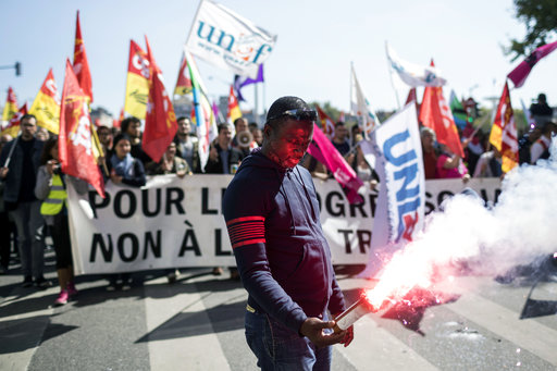 Συγκρούσεις και χημικά στην Γαλλία για το εργασιακό του Μακρόν (Video)