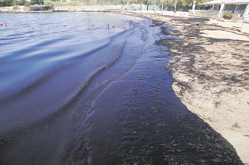 Ολοκληρώθηκε η απορρύπανση στις παραλίες της Αττικής – Πώς να ζητήσετε αποζημίωση για την πετρελαιοκηλίδα