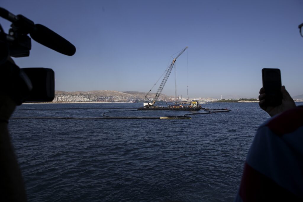 Πετρελαιοκηλίδα: Συνεχίζεται η απορρύπανση – Ποιες περιοχές καθάρισαν – Πού υπάρχει ακόμη πρόβλημα