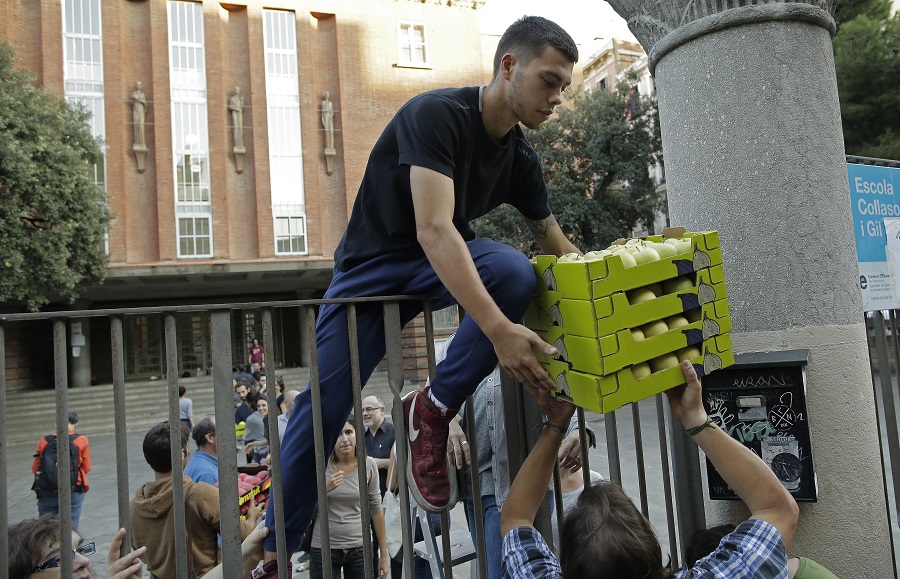 Ραγδαίες οι εξελίξεις στην Καταλονία – Υποστηρικτές του «Ναι» κατέλαβαν εκλογικά τμήματα