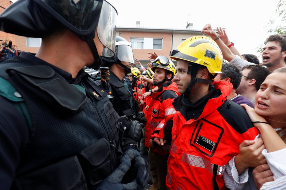 Τα έβαλαν και με τους Καταλανούς πυροσβέστες!