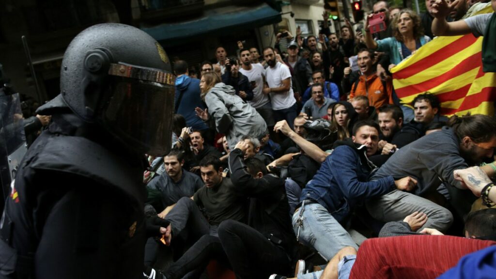 Εγκαλούν την καταλανική αστυνομία γιατί… δεν έδειρε όσο έπρεπε! (Φωτογραφίες)