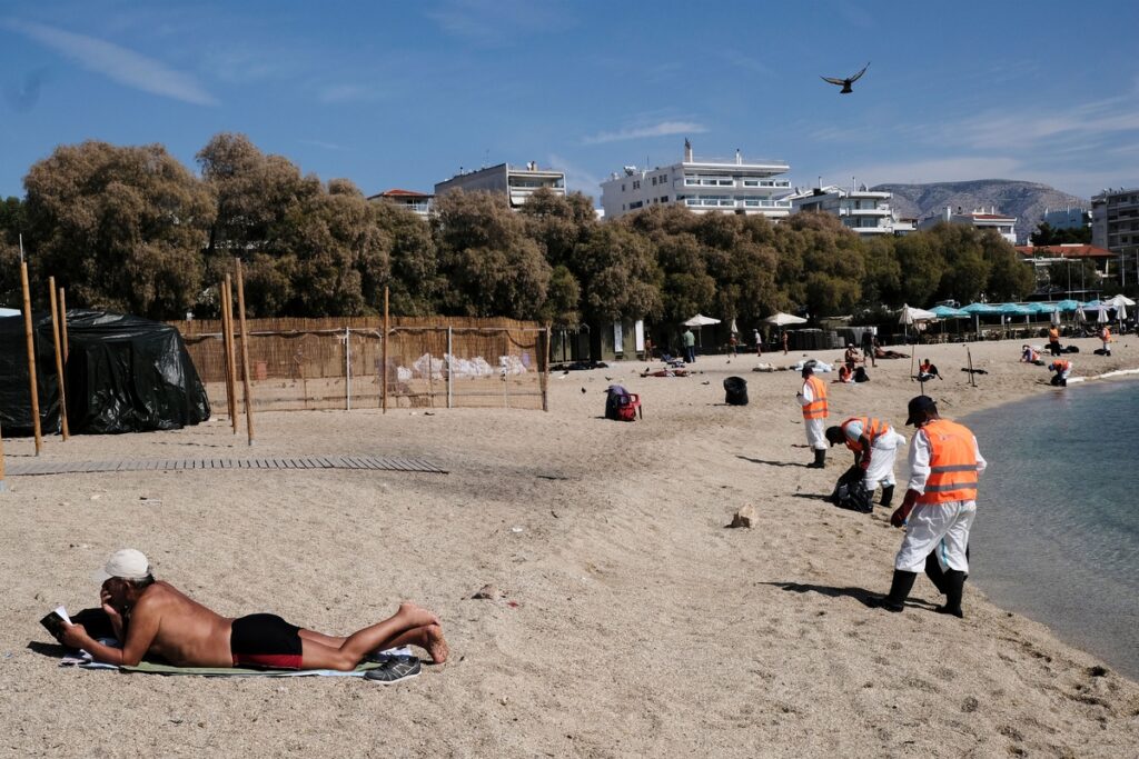 Τα νέα από την επιχείρηση απορρύπανσης του Σαρωνικού – Η εικόνα στο παραλιακό μέτωπο (Photos)