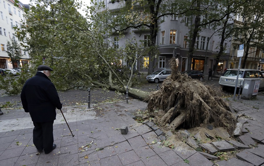 «Τυφώνας» στη Γερμανία – Επτά νεκροί από πτώσεις δέντρων και κλαδιών (Photos)