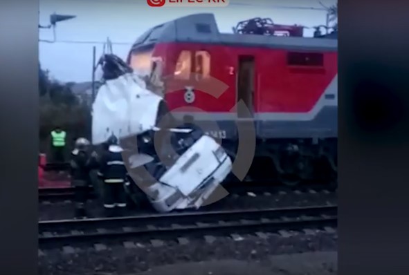 Τραγωδία στη Ρωσία: 19 νεκροί από σύγκρουση λεωφορείου με τραίνο (Videos)