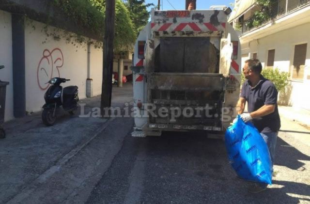 Συνέλαβαν αντιδήμαρχο που μάζευε σκουπίδια στη Λαμία – Βοηθούσε λόγω έλλειψης προσωπικού