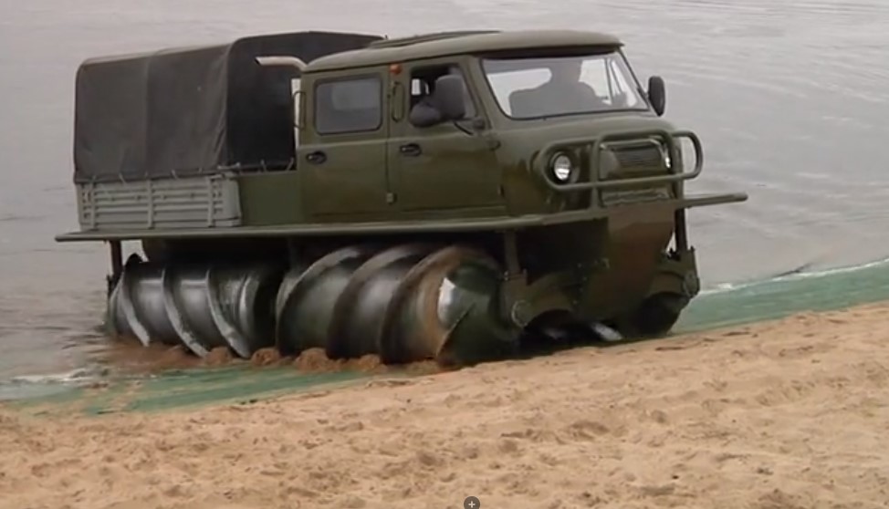 Οι Ρώσοι ανασταίνουν το σοβιετικό «τέρας» που μπορεί να κινηθεί σε λάσπη, βούρκο και νερό (Video)