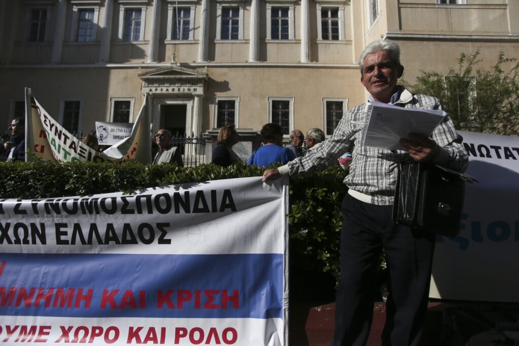 Ολοκληρώθηκε η συγκέντρωση των συνταξιούχων έξω από το Συμβούλιο της Επικρατείας (Photos)