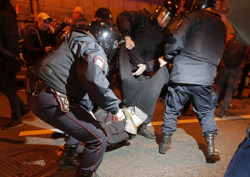 Πάνω από 200 συλλήψεις διαδηλωτών στα 65α γενέθλια του Πούτιν