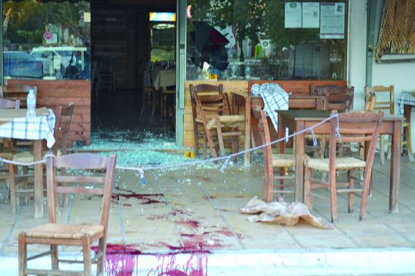 Απίστευτες σκηνές στην Καλαμάτα: Μπούκαραν σε καφενείο και τραυμάτισαν 5 με καραμπίνες!