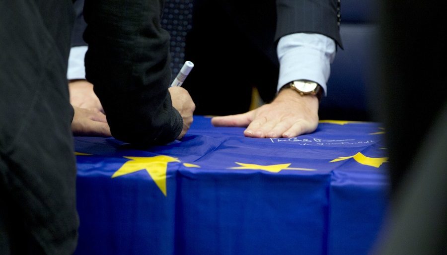 Τι έγραψε ο Τσακαλώτος στο αποχαιρετιστήριο δώρο του Eurogroup στον Σόιμπλε
