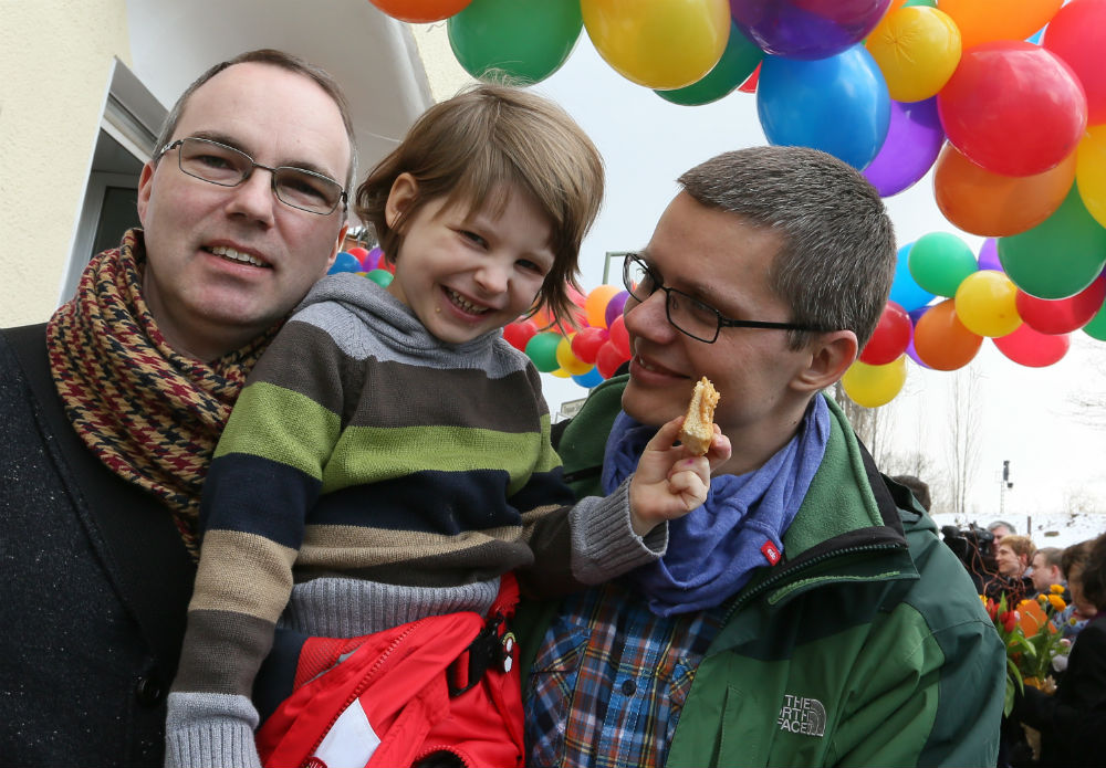 Γερμανία: Εγκρίθηκε η πρώτη υιοθεσία παιδιού από ομοφυλόφιλο ζευγάρι