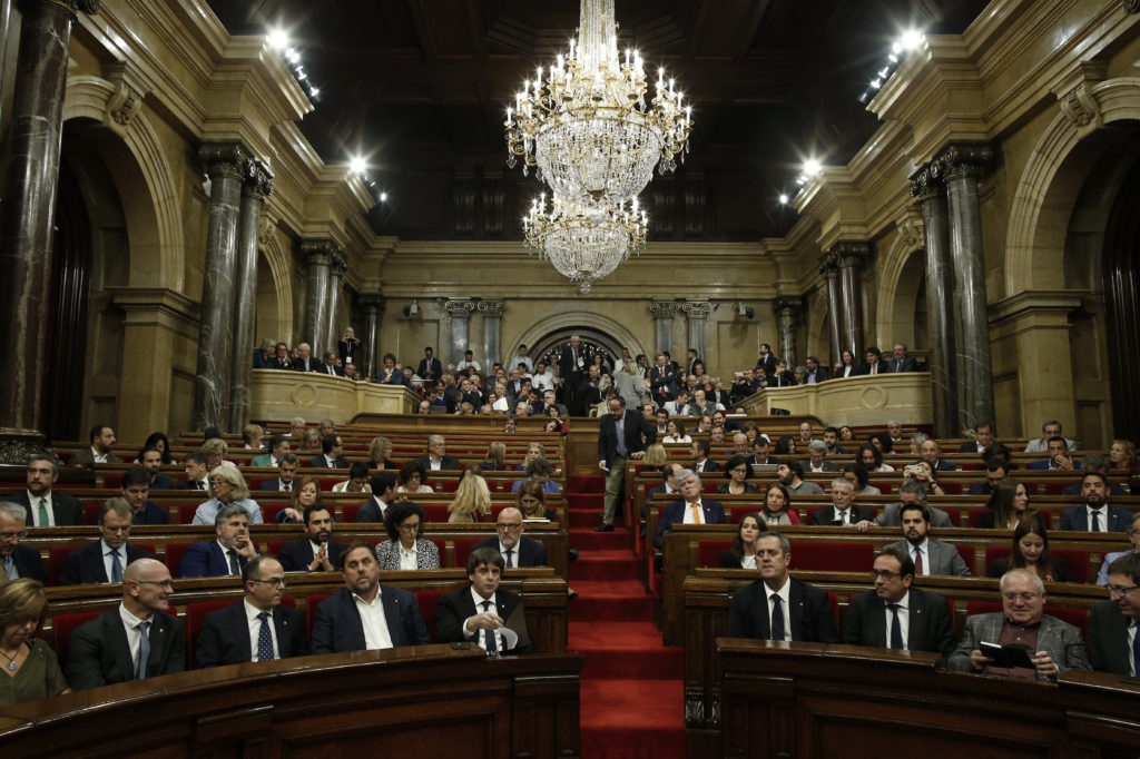 Καταλονία: «Συμβολική» ανακήρυξη της ανεξαρτησίας, ουσιαστική αναδίπλωση