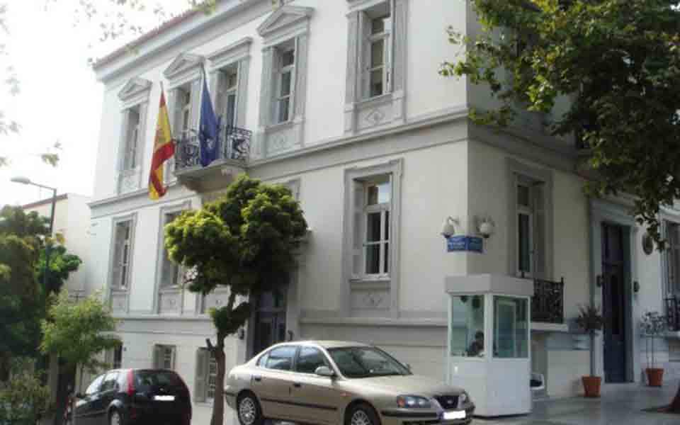 Προσήχθησαν δεκαοκτώ μέλη του Ρουβίκωνα για το «ντου» στην ισπανική πρεσβεία
