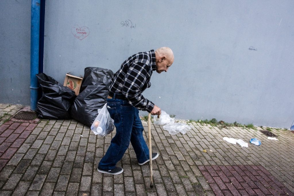 Eurostat: Ένας στους τρεις κατοίκους της Ελλάδας ζει σε συνθήκες φτώχειας
