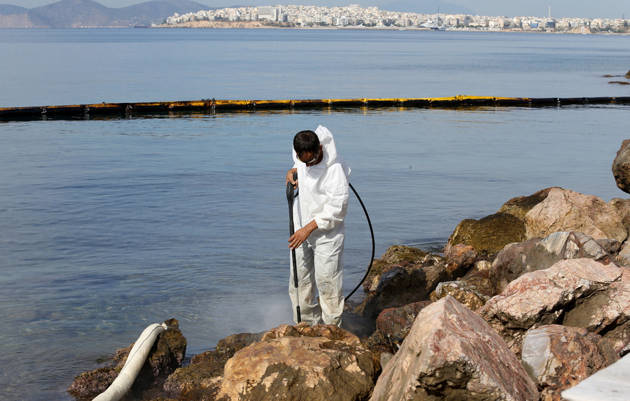 Πετρελαιοκηλίδα: Παραδίδεται καθαρισμένη η παραλία Παλαιού Φαλήρου