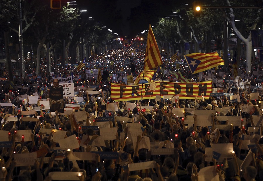 Στους δρόμους 200.000 Καταλανοί – Διαμαρτυρία για τις συλλήψεις αυτονομιστών ηγετών