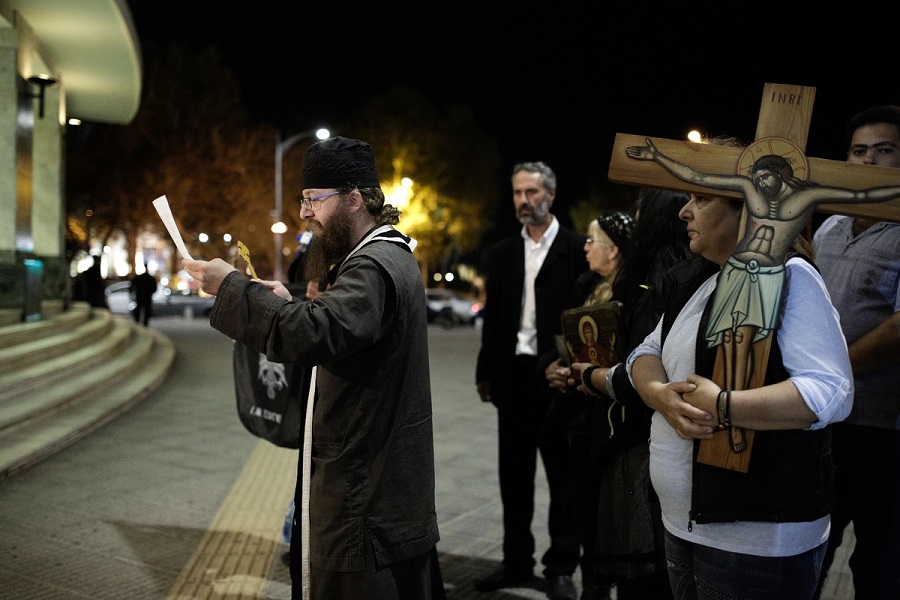 “Ιερή”  ένταση έξω από θέατρο στη Θεσσαλονίκη: Με θρησκευτικές εικόνες και σημαίες εναντίον της «Ώρας του Διαβόλου» (Photos-Video)