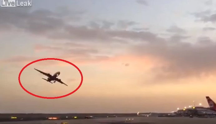 Πιλότος της πτωχευμένης AirBerlin «ξύνει» τον Πύργο Ελέγχου αεροδρομίου για να πει «αντίο» (Video)