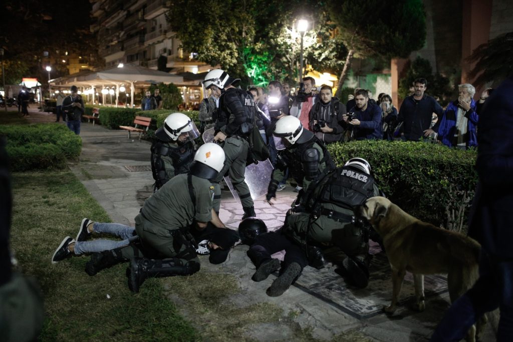 Θεσσαλονίκη: Τρεις συλλήψεις από τα σκοταδιστικά επεισόδια έξω από το Θέατρο Αριστοτέλειον (Video & Photos)