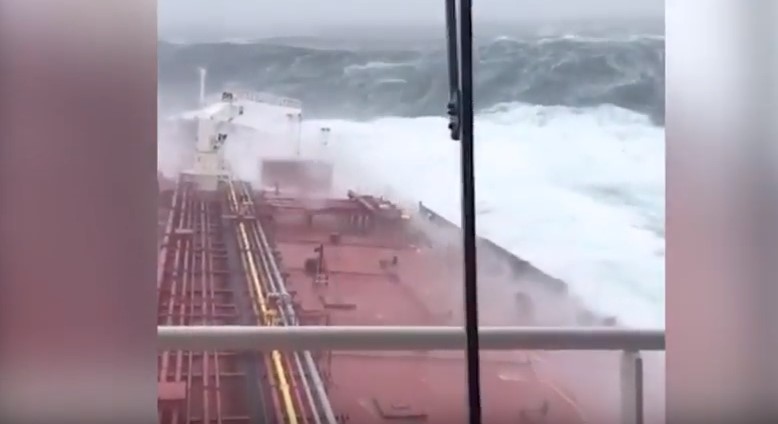 Η εντυπωσιακή μάχη δεξαμενόπλοιου με τα υδάτινα τείχη που ορθώνει ο τυφώνας Ophelia (Video)