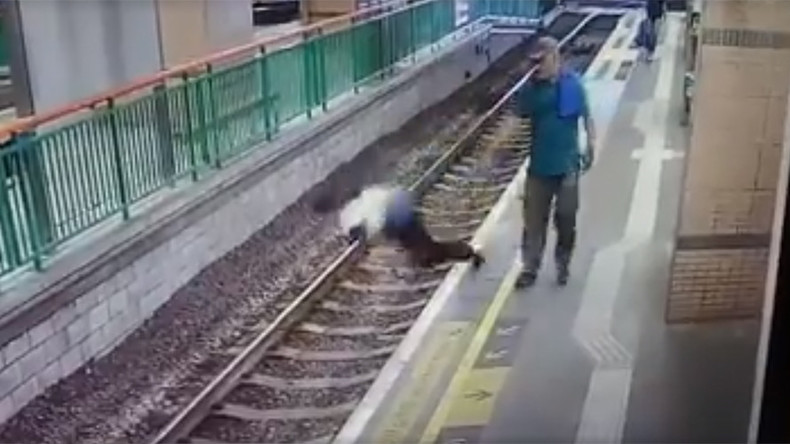 Απίστευτο: Ηλικιωμένος σπρώχνει καθαρίστρια στις γραμμές του μετρό (Video)