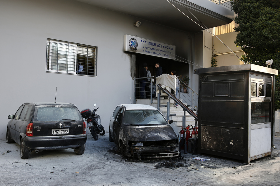 Καταδρομική επίθεση με μολότοφ στο ΑΤ Πεύκης – Κάηκαν αυτοκίνητα (Photos)