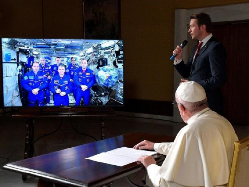 Βιντεοκλήση αστροναυτών με τον… Πάπα