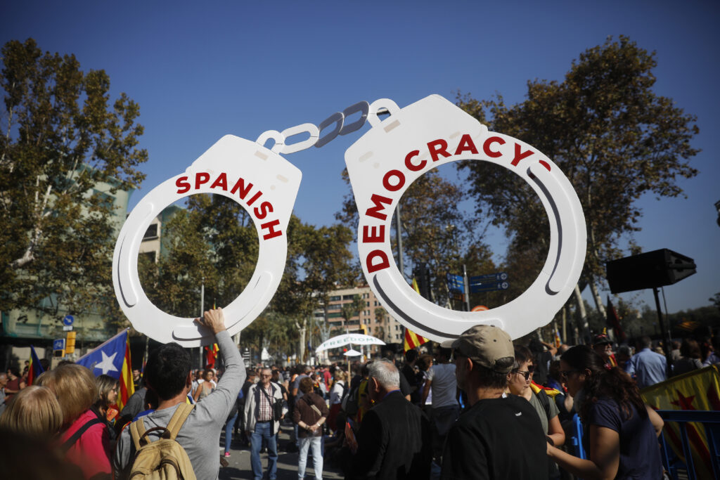 Καταλονία: Εβδομάδα αβεβαιότητας εν αναμονή των επόμενων κινήσεων της κυβέρνησης