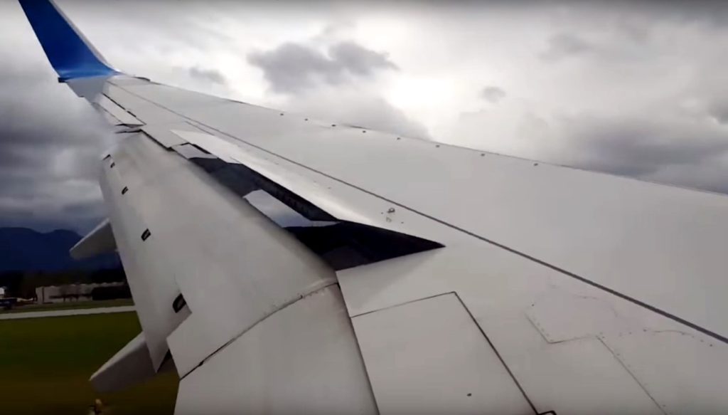 Εφιάλτης: Οι άνεμοι παρασύρουν το αεροσκάφος και η προσπάθεια προσγείωσης αποτυγχάνει (Video)
