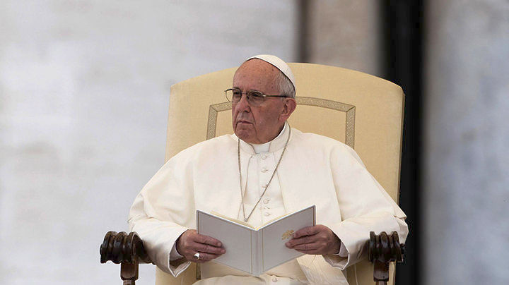Ο πάπας Φραγκίσκος αυτοτρολάρεται: Καμιά φορά όταν προσεύχομαι… κοιμάμαι!