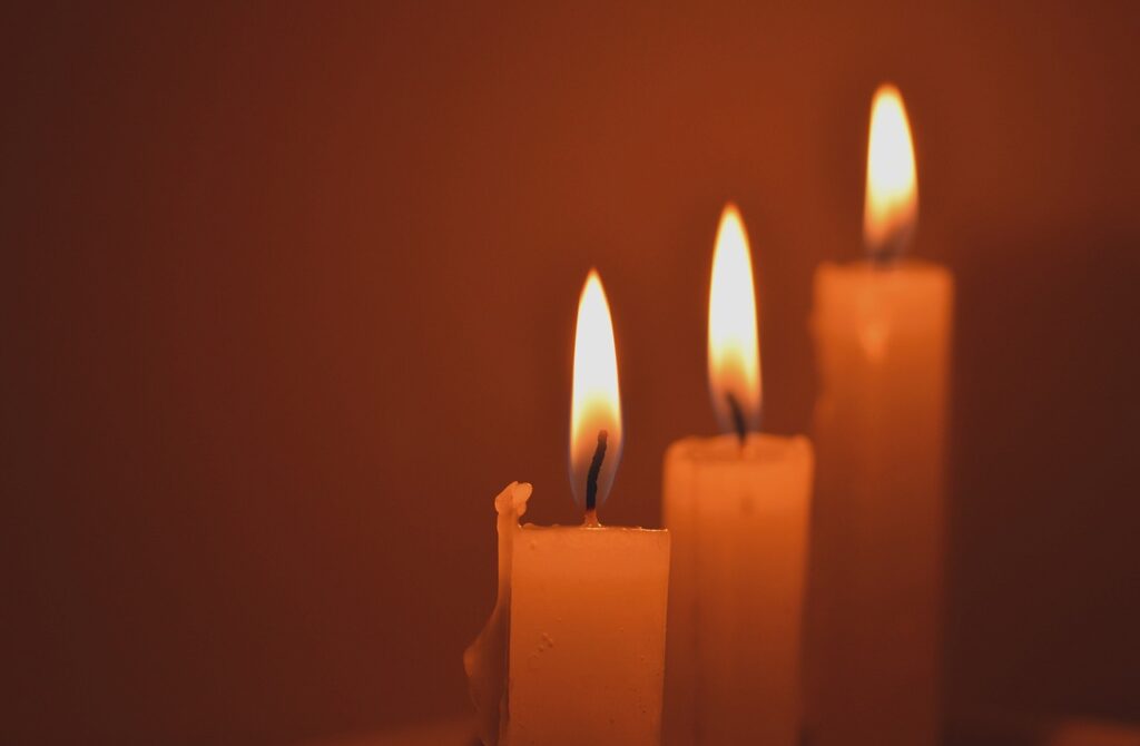 Καλαμάτα: Tρία αδελφάκια παρ΄ολίγον να καούν ζωντανά – Άναψαν κερί γιατί δεν είχαν ρεύμα