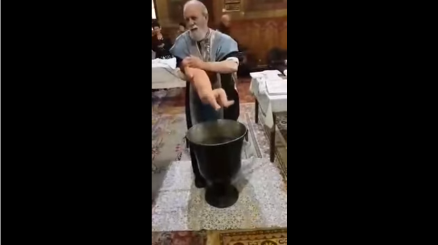 Εξοργιστικός ιερέας κακοποιεί βρέφος για να το… βαφτίσει! (Video)