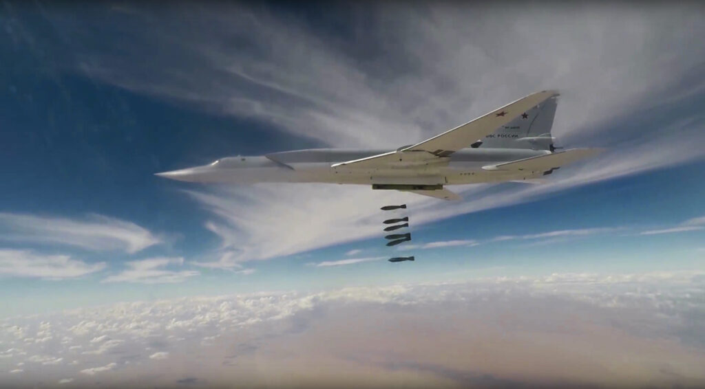 Η ρωσική αεροπορία βομβάρδισε αποθήκες πυρομαχικών του Ισλαμικού Κράτους (Photos)