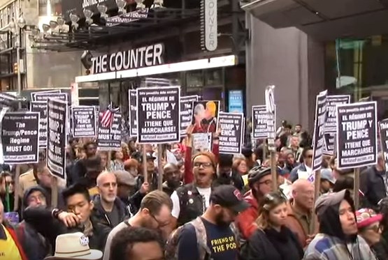 Χιλιάδες διαδηλωτές κατά Τραμπ φωνάζουν: «Ο εφιάλτης να τελειώσει!» (Live)