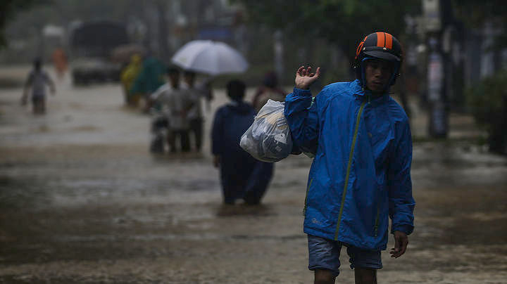 Βιετνάμ: 69 οι νεκροί από το χτύπημα του τυφώνα Ντάμφρεϊ (Video)