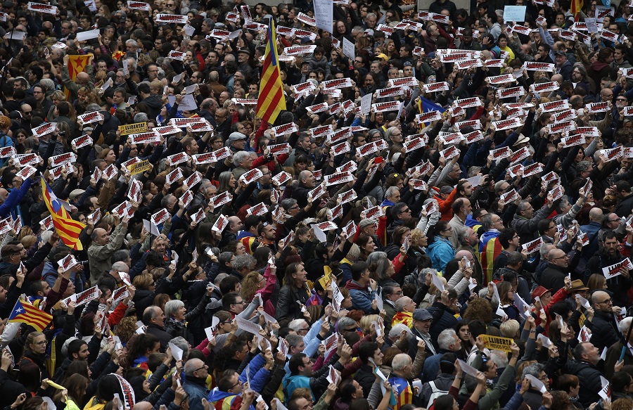 Στους δρόμους της Βαρκελώνης χιλιάδες διαδηλωτές – Κεντρικό σύνθημα «Ελευθερία!» (Photos)