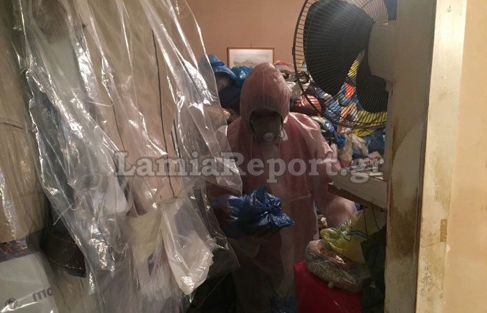 Λαμία: Με παρέμβαση εισαγγελέα έβγαλαν τόνους σκουπιδιών από διαμέρισμα ηλικιωμένου