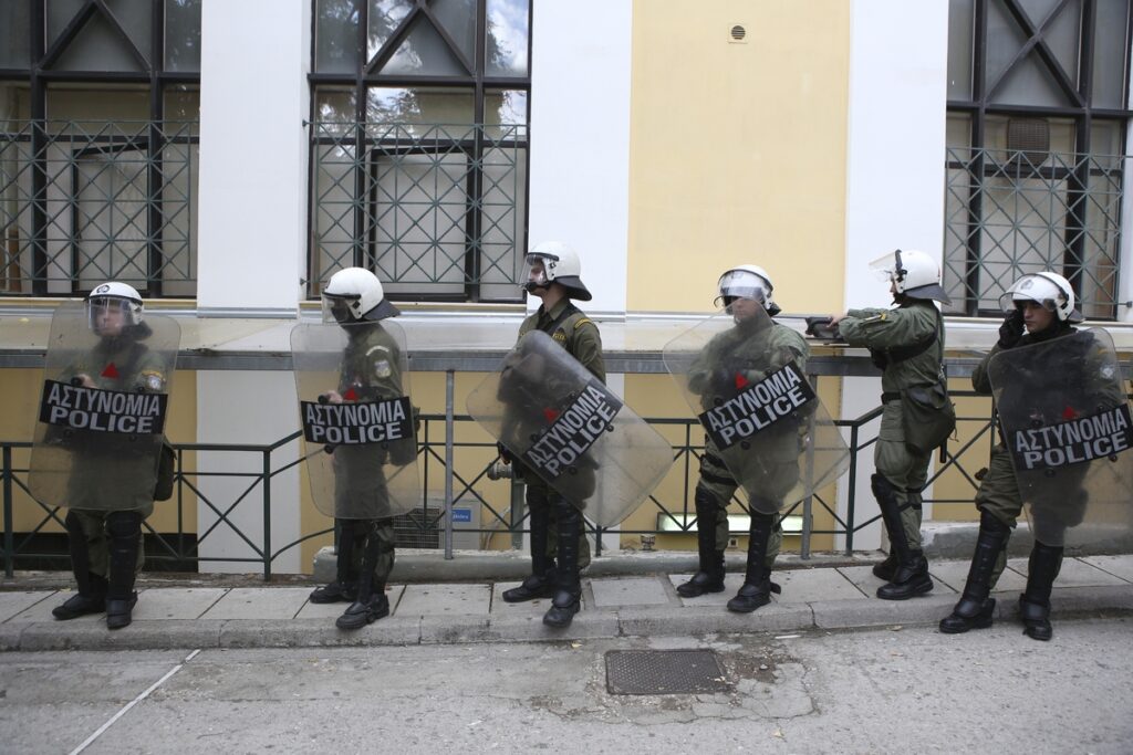 ΜΑΤ στην Ευελπίδων – Να μπουν μέσα επιχειρούν οι συγγενείς της Δώρας Ζέμπερη (Photos + Video)