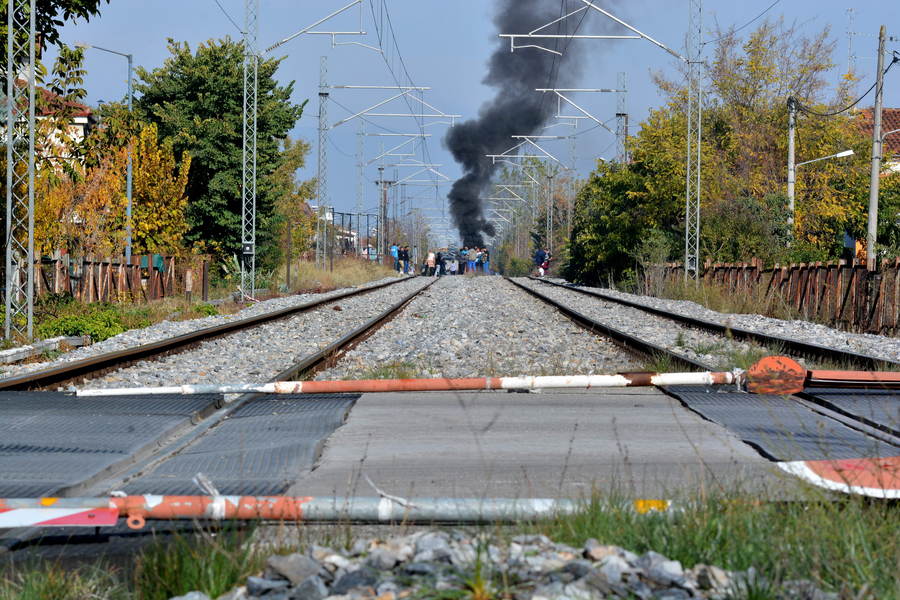 Ένταση και φωτιές στις γραμμές του ΟΣΕ από Λαρισινούς ρομά (Photos)